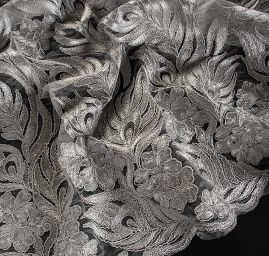 Krajka bordurová na tylu květy šedá