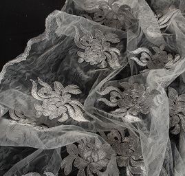 Krajka bordurová na tylu květy šedá