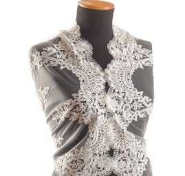 Krajka na tylu výšivka květiny slonová kost