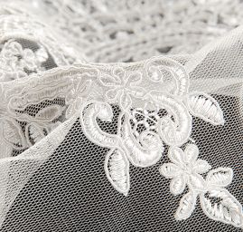 Krajka na tylu výšivka květiny slonová kost