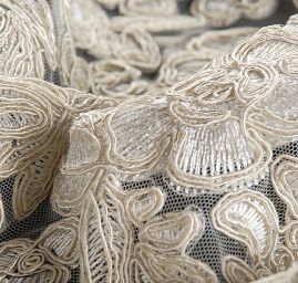 Krajka na tylu květy slonová kost/béžová