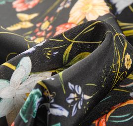 Krepsatén látka tisk luční květy černá