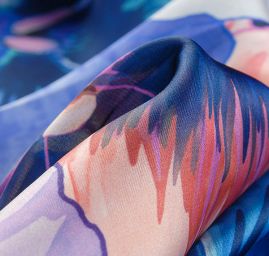 Saténová látka tisk velké květy macešky modré