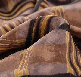 Hedvábná atlasová látka vzor kostek hnědý