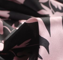 Hedvábný satén vzor květů starorůžvé barvy/černá