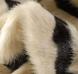 Imitace kožešiny proužky lomená bílá/černá