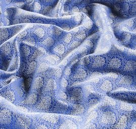 Hedvábný brokátkvětinový vzor modrý