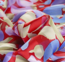 Satén šifon květinový vzor červenomodrý