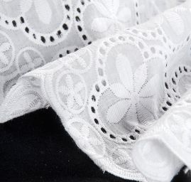 Krajka madeira vzor drobné květy bílá
