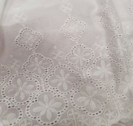 Krajka madeira vzor drobné květy bílá