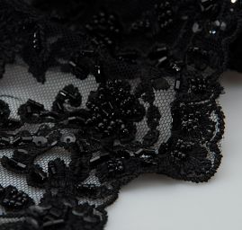 Efektní krajka vyšitá korálky černá 