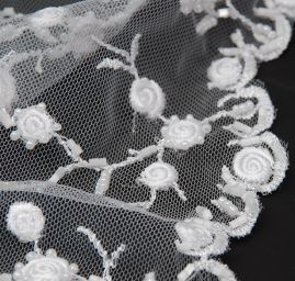 Efektní krajka sněhově bílá