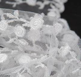 Efektní krajka sněhově bílá