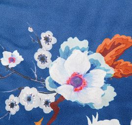 Atlas kimono variace pnoucích květů tm. modrá