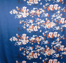 Atlas kimono variace pnoucích květů tm. modrá