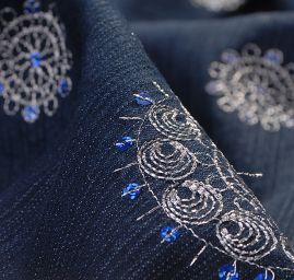 Riflovina efektní výšivka stříbrná/tm. modrá 