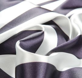 Atlas vzor proužek fialová/bílá