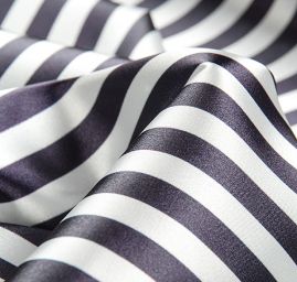 Atlas vzor proužek fialová/bílá