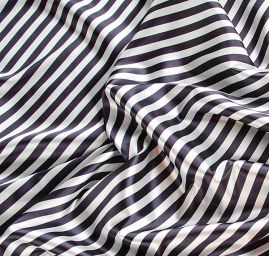 Atlas vzor proužek fialová/bílá