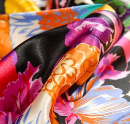 Atlas romatnický vzor květin velký černý