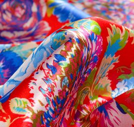 Atlas romantický vzor květin malý červený