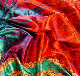 Atlas motiv fragmenty květin a listů červená/zelená