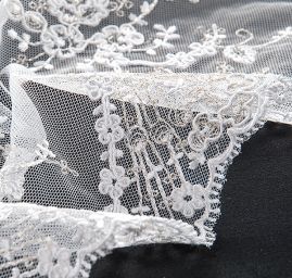 Krajka výšivka na tylu květinová lomená bílá/zlatá