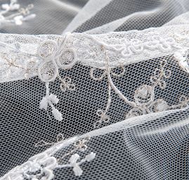 Krajka výšivka na tylu květinová lomená bílá/zlatá