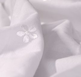 Vyšívaná látka madiera drobné květy bílá