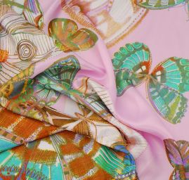 Satén vzor motýlci v hnědomodrých barvách 