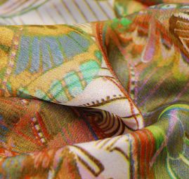 Satén vzor motýlci v hnědomodrých barvách 