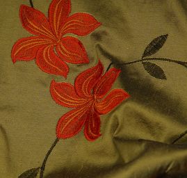 Vyšívaný šantug olivový s květy