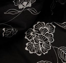 Vyšívaný šantung černobílý s květy