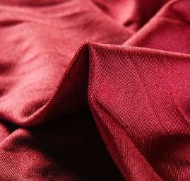 Úplet imitace plavkoviny lesk vínový