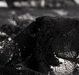 Krajka na jemném tylu se vzorem květů černá