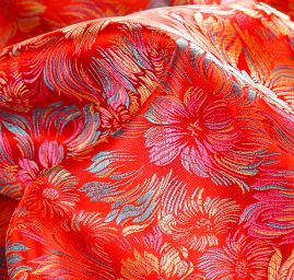 Brokát romantický květinový motiv červený