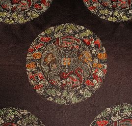 Brokát vzor ornamentu hnědý