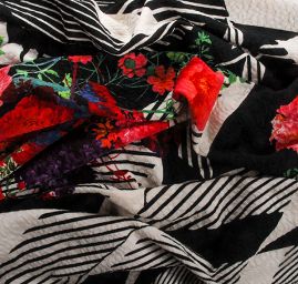 Pletenina plastický vzor tisk květy pruhy modrá