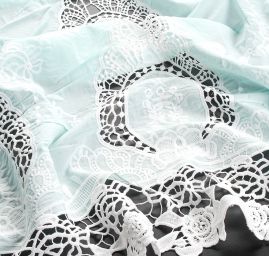 Bavlněné plátno s bordurovou výšivkou rišelie a krajkou zmint zelená