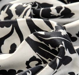 Viskozová letní látka květinový motiv černá/bílá