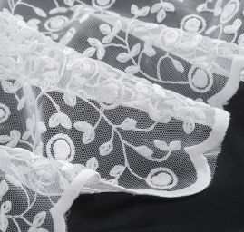 Krajka plastická výšivka drobná na tylu bílé barvy 