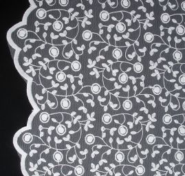 Krajka plastická výšivka drobná na tylu bílé barvy 