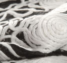 Krajka tylová doplněna aplikací bílých spirál