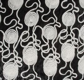 Krajka tylová doplněna aplikací bílých spirál