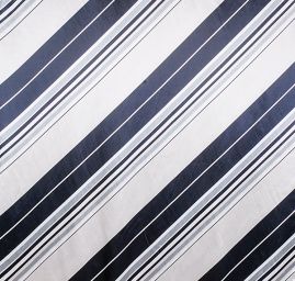 Satén tisk šikmé pruhy černošedý 