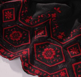 Tweedová látka s krajkovou bordurou černá/červená