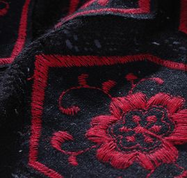 Tweedová látka s krajkovou bordurou černá/červená