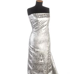 Efektní brokát hlavicový vzor bílostříbrné barvy