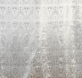 Efektní brokát hlavicový vzor bílostříbrné barvy