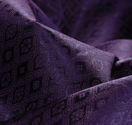Brokát geometrický vzor tm. fialový
